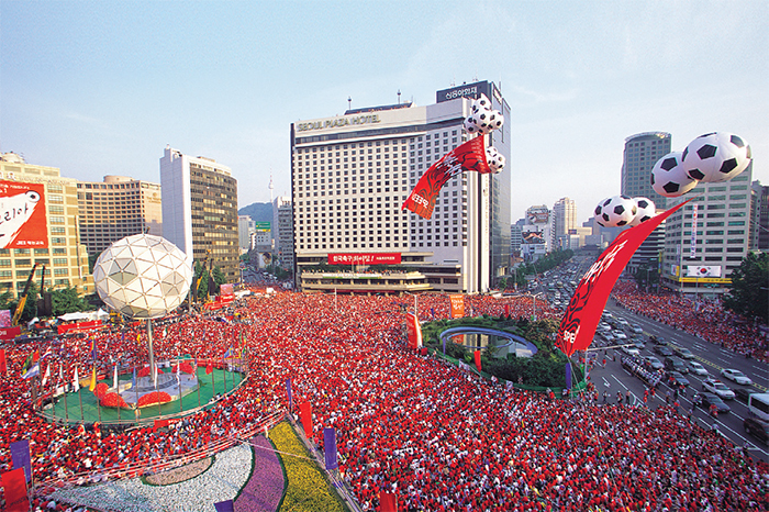 Aficionados en la calle durante la Copa Mundial de la FIFA Corea / Japón 2002.